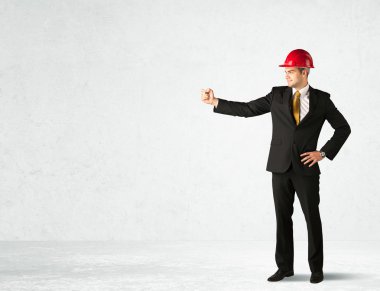 Boşlukta çizim yapan genç mimar