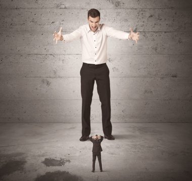 Büyük bir iş adamı küçük bir iş arkadaşına bakıyor.