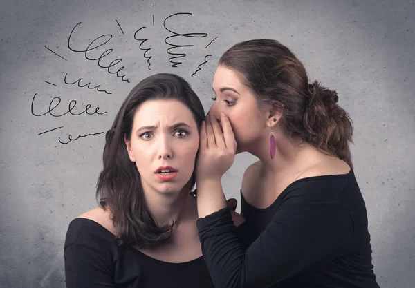 Chica diciendo cosas secretas a su novia — Foto de Stock