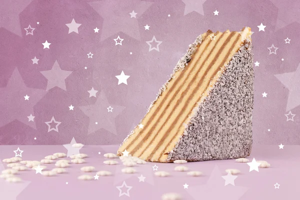 Delicioso bolo colorido com formas de estrela no fundo — Fotografia de Stock