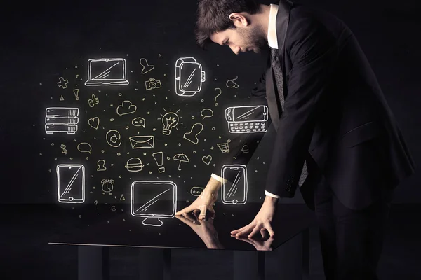 Homem pressionando mesa tablet mão interface de toque com ícones de mídia — Fotografia de Stock