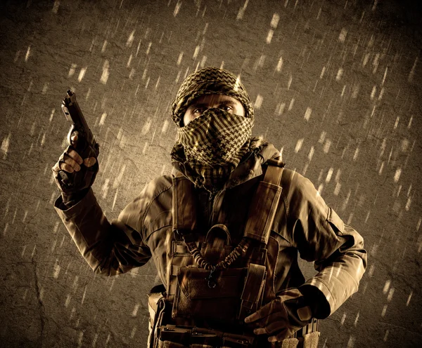 Pericoloso soldato terrorista pesantemente armato con maschera su grungy ra — Foto Stock