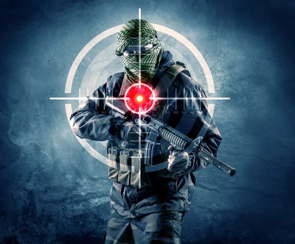 Maskierter Terrorist mit Waffe und Laserzielscheibe am Körper — Stockfoto