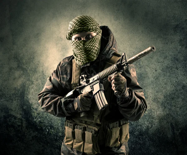 Портрет хорошо вооруженного солдата в маске с громоздкой спиной — стоковое фото