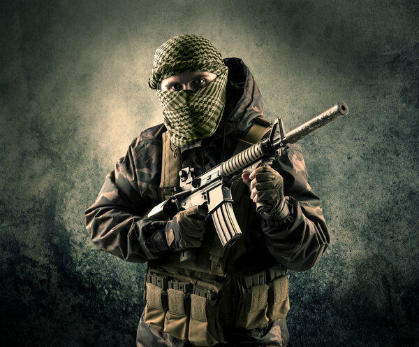 Портрет хорошо вооруженного солдата в маске с громоздкой спиной
