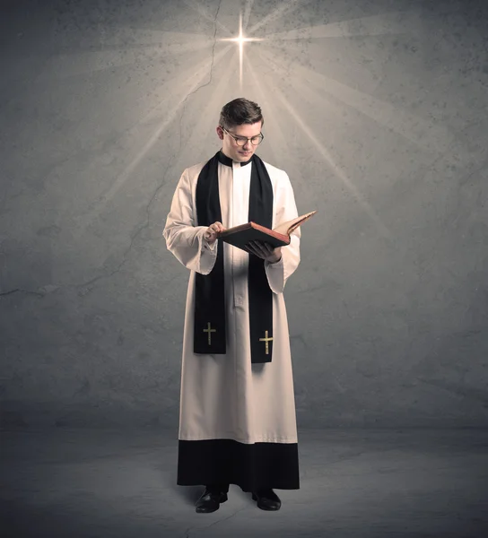 Junger Priester erteilt seinen Segen — Stockfoto