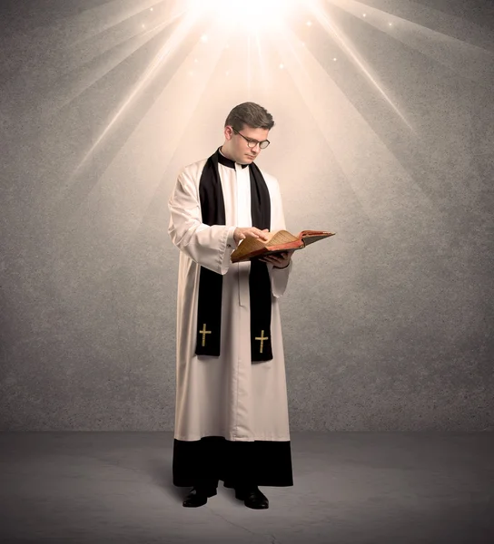 Joven sacerdote en dar su bendición — Foto de Stock