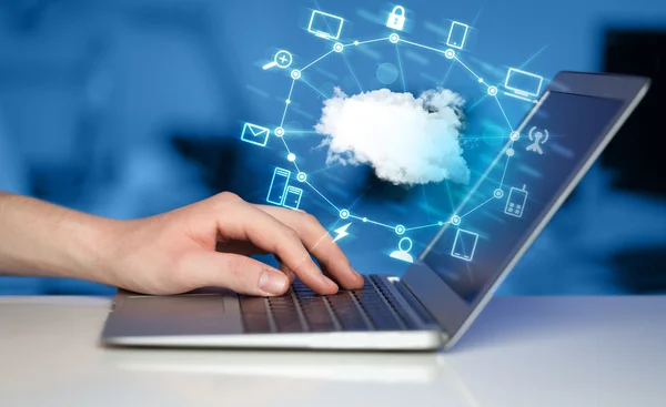 Hand werken met een Cloud Computing-diagram — Stockfoto