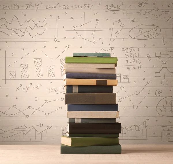 Kupa książek ze wzorami matematycznymi napisanymi w stylu bazgrołów — Zdjęcie stockowe