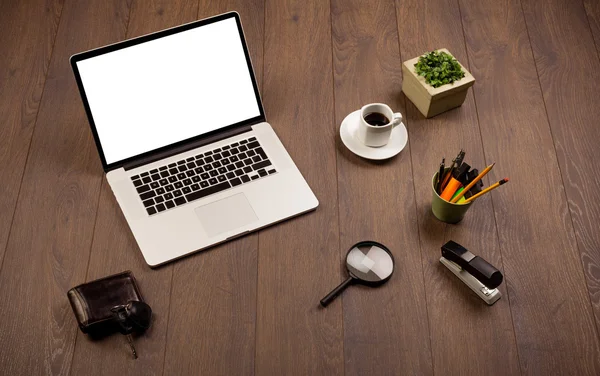 Business Bureau met kantoorbenodigdheden en moderne laptop witte backg — Stockfoto