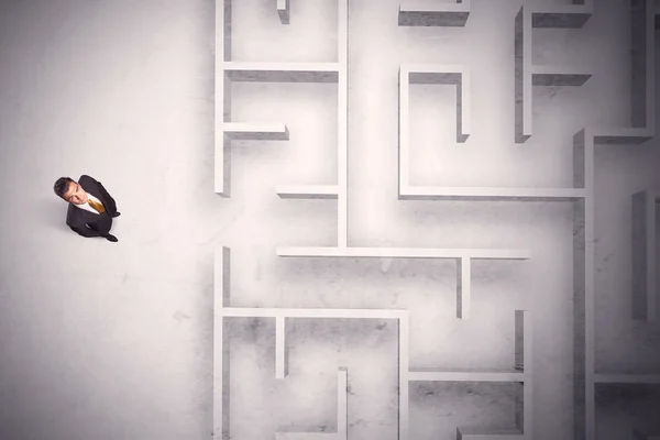 Karışık işadamı bir labirent duvara ayakta — Stok fotoğraf