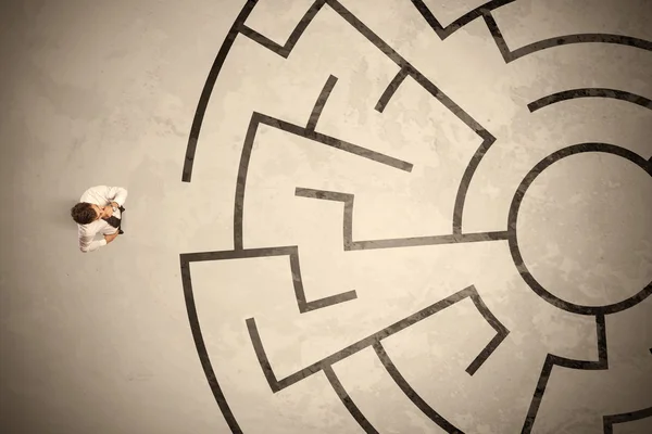 Förlorade affärsman letar efter ett sätt i cirkulär labyrint — Stockfoto