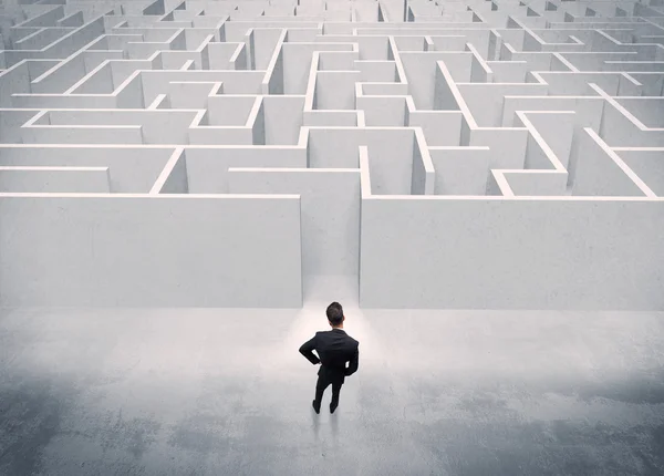 Vendeur debout à l'entrée du labyrinthe — Photo