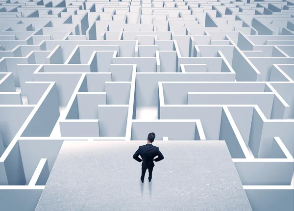 Empresário olhando para labirinto infinito — Fotografia de Stock