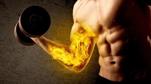 Muskelkräftiger Bodybuilder hebt Gewicht mit flammendem Bizepskonzept — Stockfoto