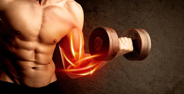 Fit Bodybuilder hebt Gewicht mit rotem Muskelkonzept — Stockfoto