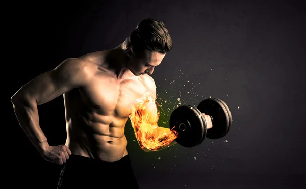 Bodybuilder-Athlet hebt Gewicht mit Feuer explodierendem Armkonzept — Stockfoto