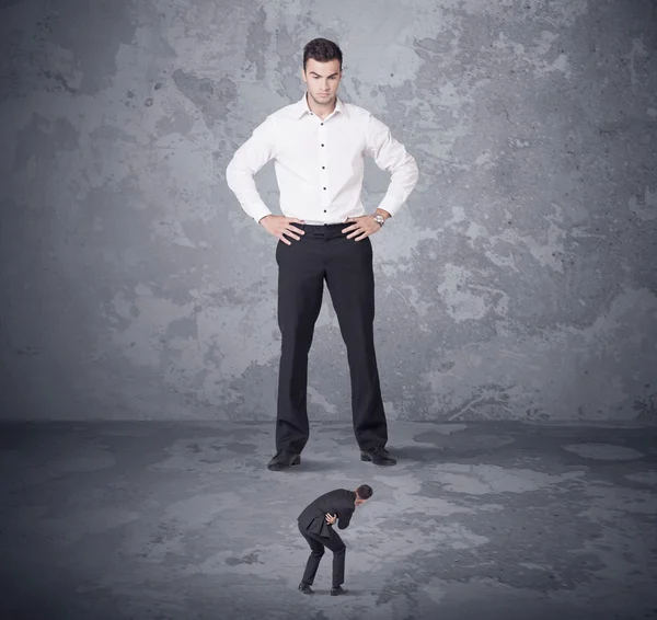 Großer Chef blickt auf winzigen Mitarbeiter — Stockfoto