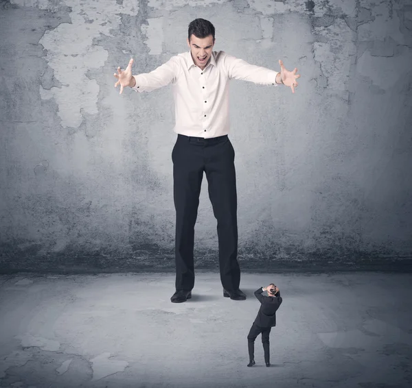 Großunternehmen schikanieren kleine Mitarbeiter — Stockfoto