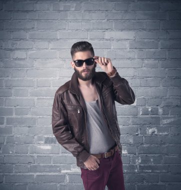 Tuğla şehir duvarının önünde manken.