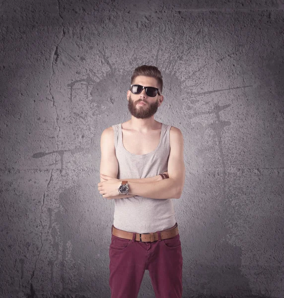 Homme élégant avec barbe et lunettes de soleil — Photo