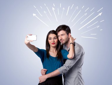 Oklarla selfie çeken sevimli bir çift.