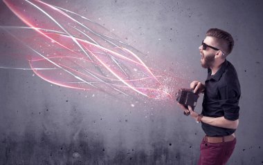 Kamera ve parlak çizgileri olan zarif bir hippi.