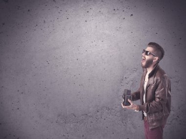 Klasik kamera ve sakallı hippi adam.