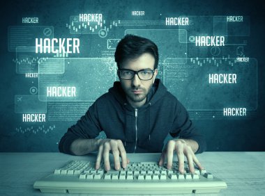 Klavye ve gözlüklü bir bilgisayar korsanı.