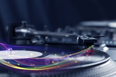 Turntable parlayan soyut çizgilerle vinil oynuyor