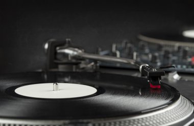 Turntable plağı çalıyor. Plakta iğneyle kapat. 