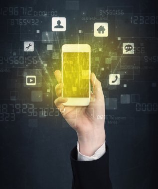 el ile altın perde smartphone tutarak