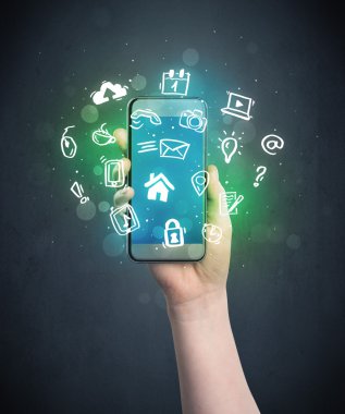 El ele tutuşan akıllı telefon.