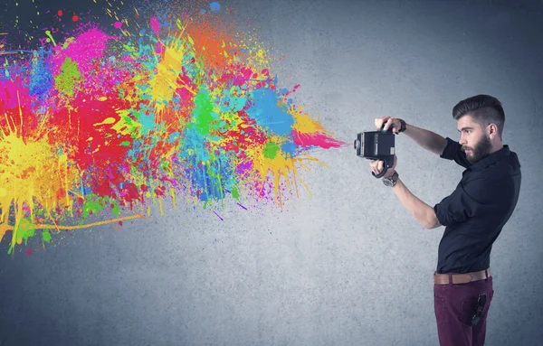 Kamera ve boya sıçratan hippi adam.