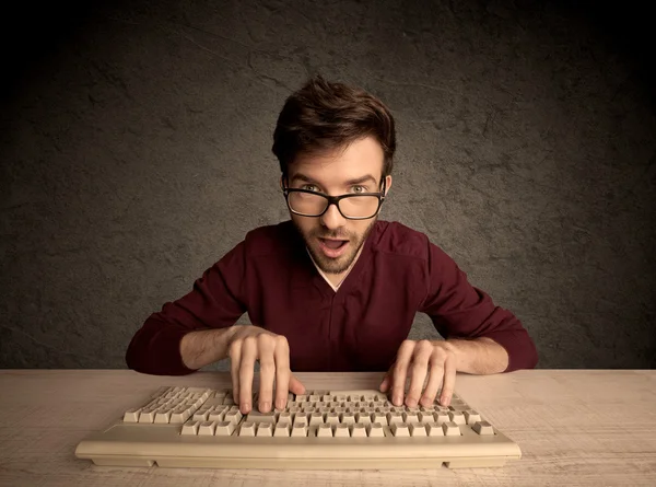Computer geek typen op toetsenbord — Stockfoto