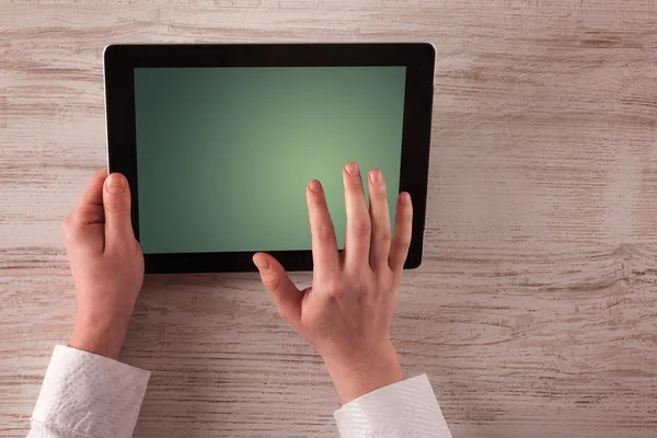 Mãos de negócios segurando tablet — Fotografia de Stock