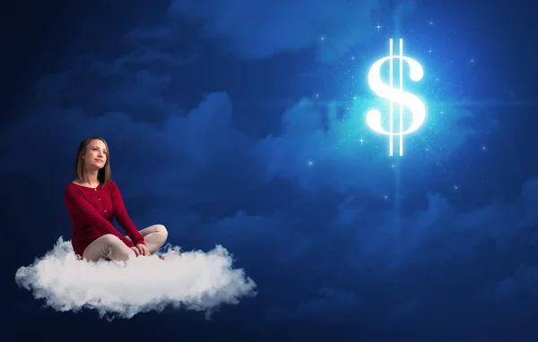 Kvinna sitter på moln med cash tecken — Stockfoto