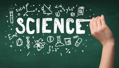 Olgun bilim adamı gemide çizim yapıyor.