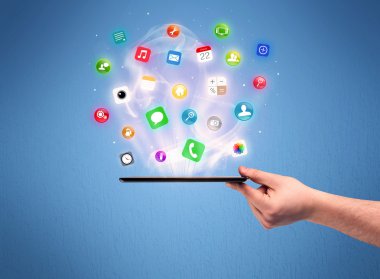 Tablet telefon app simgeleri ile tutan el