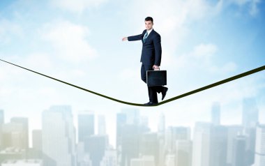 Şehrin yukarısındaki ip üzerinde yürüyen satıcısı