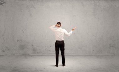 İş adamı boş kentsel alanda kayboldu