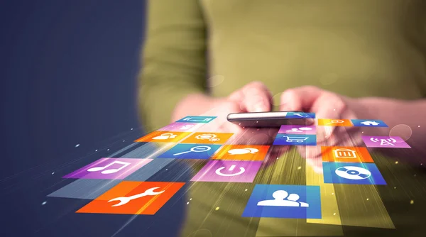 Mujer sosteniendo el teléfono inteligente con iconos de aplicación de colores —  Fotos de Stock