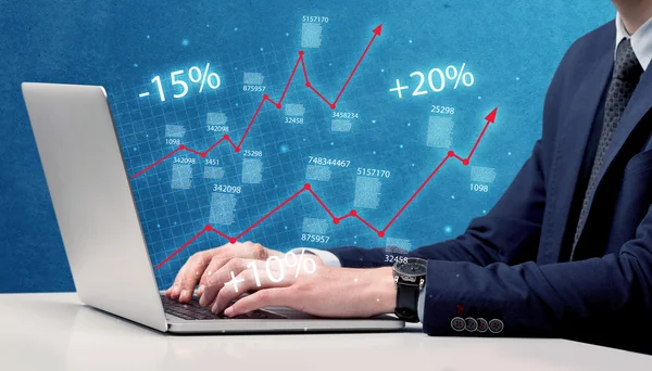 Venditore che lavora sul grafico con laptop — Foto Stock