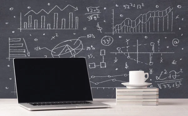 Finanzwirtschaftliche Diagramme und Büro-Laptop — Stockfoto