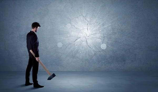 Zakenman slaat muur met een hamer — Stockfoto