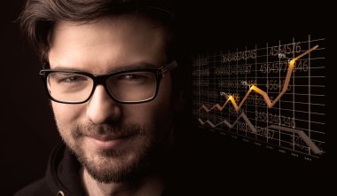Büyüyen bir grafik ile mutlu işadamı