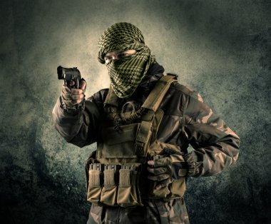 Eski adam Maskeli silahlı askerlerle portresi