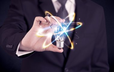 renkli bir ampul tutan işadamı