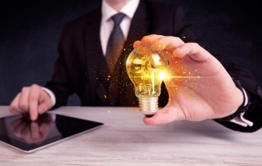 bir ampul tutarak ofis çalışanı