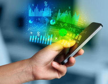 İş diyagramları ile Smartphone tutan el